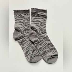 45r Gray Wave Pattern Socks